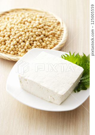 Soybeans and firm tofu in a colander 125005559