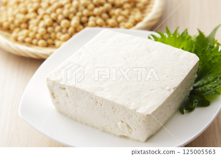 將大豆和豆腐放入漏勺中 將大豆和豆腐放入漏勺中 125005563