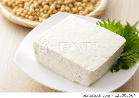 Soybeans and firm tofu in a colander 125005564