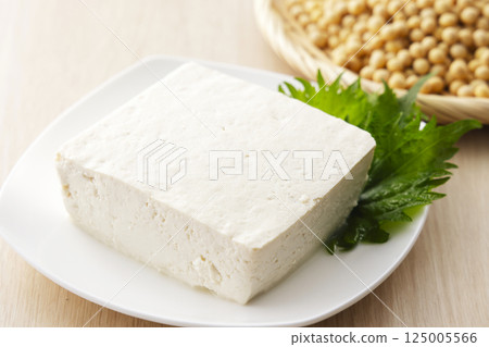將大豆和豆腐放入漏勺中 125005566