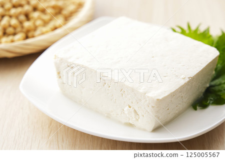 Soybeans and firm tofu in a colander 125005567