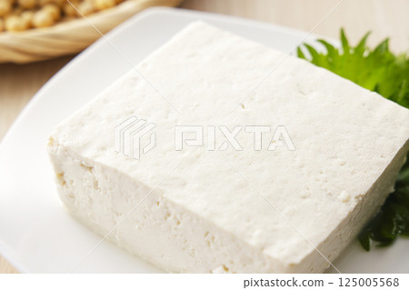 將大豆和豆腐放入漏勺中 125005568