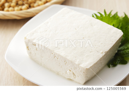 將大豆和豆腐放入漏勺中 將大豆和豆腐放入漏勺中 125005569