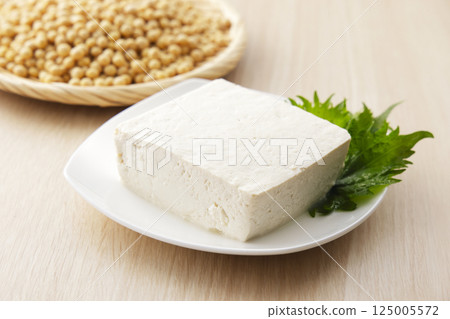 Soybeans and firm tofu in a colander 125005572