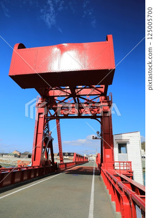 The opening and closing section of Nagahama Bridge with a blue sky in the background (Ozu City, Ehime Prefecture, Japan) 125005700
