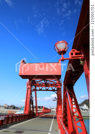The opening and closing section of Nagahama Bridge with a blue sky in the background (Ozu City, Ehime Prefecture, Japan) The opening and closing section of Nagahama Bridge with a blue sky in the background (Ozu City, Ehime Prefecture, Japan) 125005701