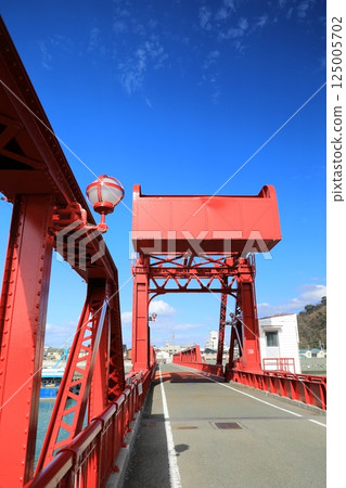 The opening and closing section of Nagahama Bridge with a blue sky in the background (Ozu City, Ehime Prefecture, Japan) 125005702