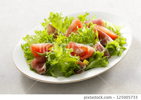 Tomato, prosciutto and leaf lettuce salad Tomato, prosciutto and leaf lettuce salad 125005733