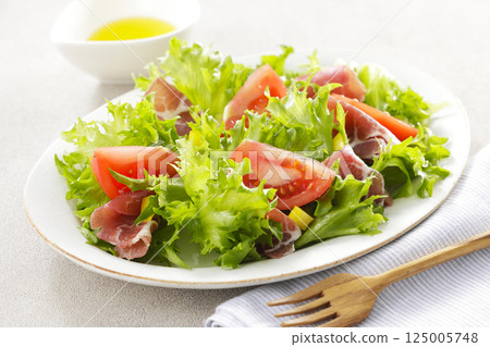 Tomato, prosciutto and leaf lettuce salad Tomato, prosciutto and leaf lettuce salad 125005748