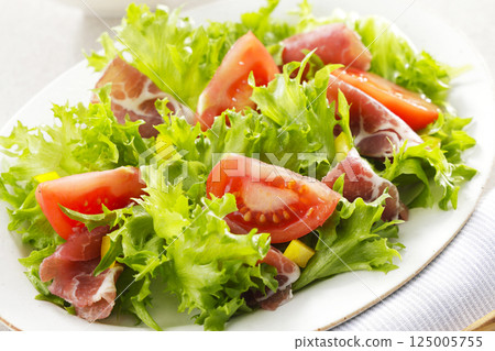 Tomato, prosciutto and leaf lettuce salad Tomato, prosciutto and leaf lettuce salad 125005755