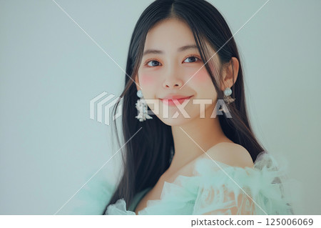 A woman who turns around A woman who turns around 125006069