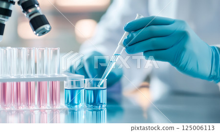 生物技術科學家在高安全性無塵室分析液體樣本，未來的健康技術 125006113