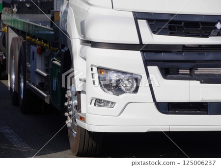 Truck image: Mitsubishi Fuso Super Great front mask 125006237
