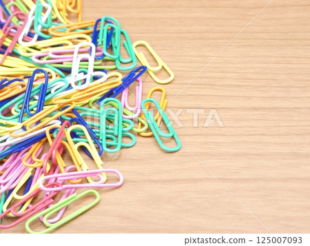 A mess of paperclips 125007093