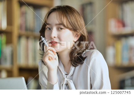 在辦公室工作的年輕女子 在辦公室工作的年輕女子 125007745