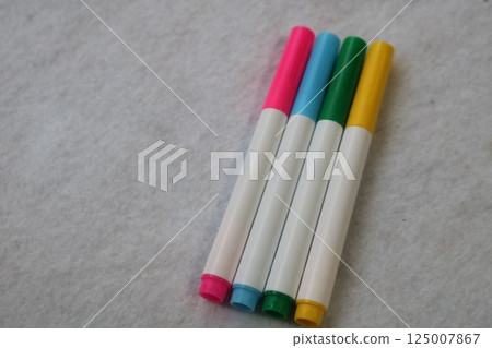 彩色乾擦筆和白色背景 125007867