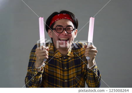 拿著筆電的秋葉原風格男子 125008264