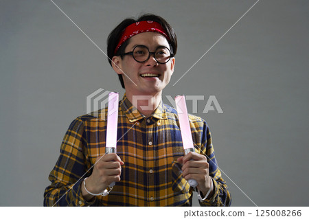 拿著筆電的秋葉原風格男子 125008266