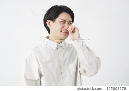 男性鼻炎白色背景 125008276