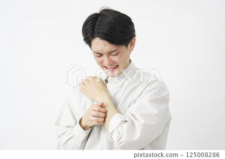 男人抓他的手臂白色背景 125008286