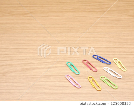 A mess of paperclips 125008333