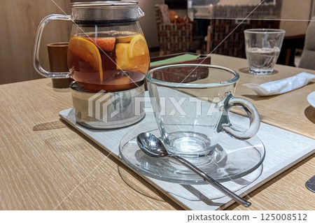 Tea cups in a retro coffee shop Tea cups in a retro coffee shop 125008512