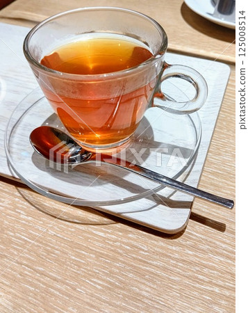 Pouring tea in a teacup 125008514