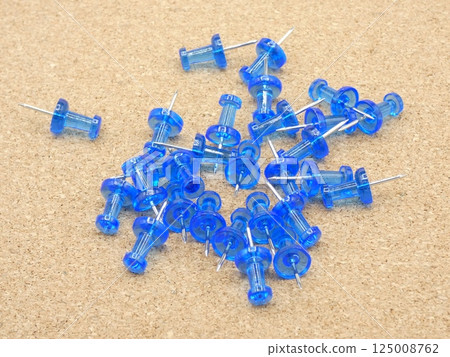 Cork board and thumbtack 125008762