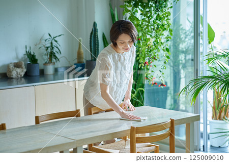 woman cleaning the room 125009010