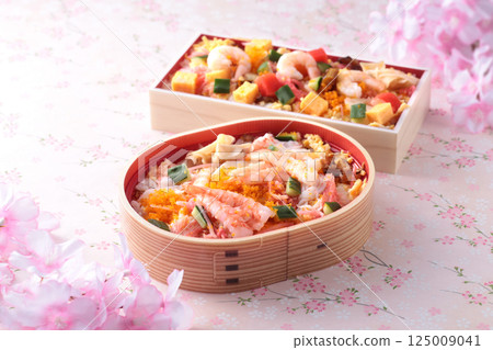 Chirashizushi, a traditional Japanese dish with bright colors 125009041