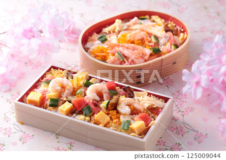 Chirashizushi，一種色彩鮮豔的日本傳統菜餚 125009044