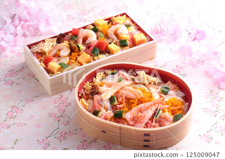 Chirashizushi, a traditional Japanese dish with bright colors 125009047
