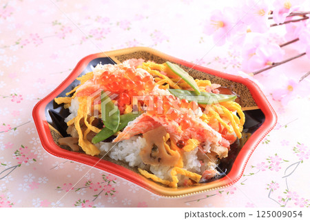 Chirashizushi，一種色彩鮮豔的日本傳統菜餚 125009054