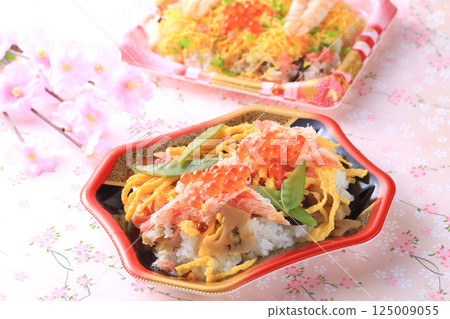 Chirashizushi，一種色彩鮮豔的日本傳統菜餚 125009055