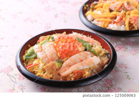 Chirashizushi,一種色彩鮮豔的日本傳統菜餚 Chirashizushi,一種色彩鮮豔的日本傳統菜餚 125009063
