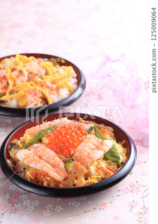 Chirashizushi，一種色彩鮮豔的日本傳統菜餚 125009064