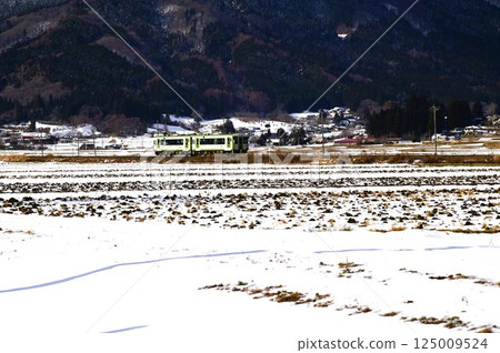 Kiha 100 series diesel car running on the Kamaishi Line (near Ayaori, Tono City) Kiha 100 series diesel car running on the Kamaishi Line (near Ayaori, Tono City) 125009524