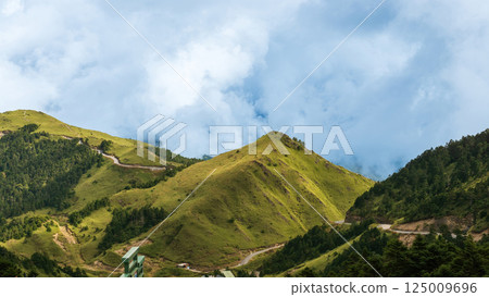 位於高山之巔，可欣賞山峰和道路的美景 125009696