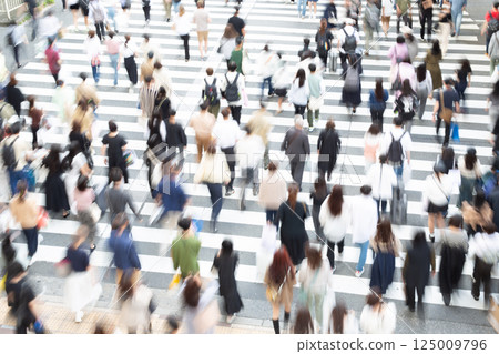 People crossing a pedestrian crossing 125009796
