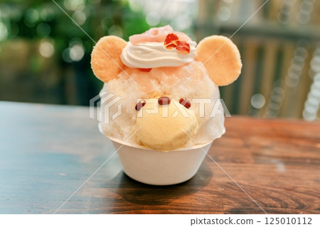 Cute shaved ice with a bear motif Cute shaved ice with a bear motif 125010112