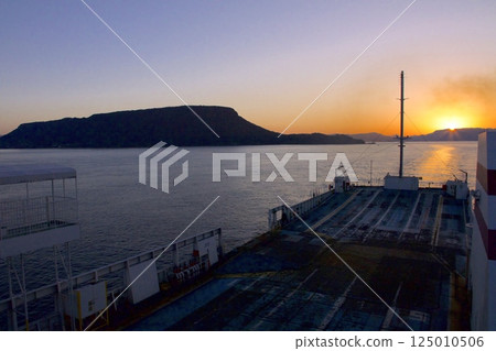 從高松東港出發的巨型渡輪上看到的屋島的夜景 125010506