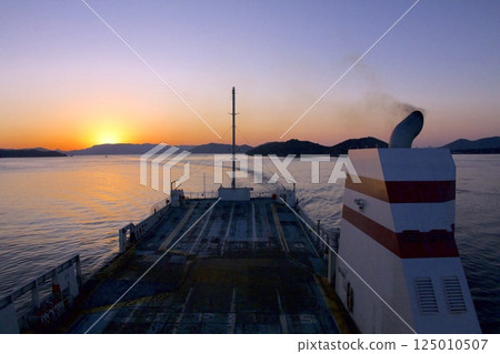 從高松東港出發的巨型渡輪欣賞瀨戶內海諸島的夜景 從高松東港出發的巨型渡輪欣賞瀨戶內海諸島的夜景 125010507