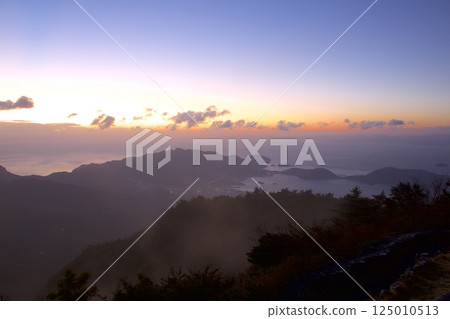 從小豆島四保志大觀峰瞭望台欣賞日出時分，瀨戶內群島被晨霧籠罩的美景 125010513
