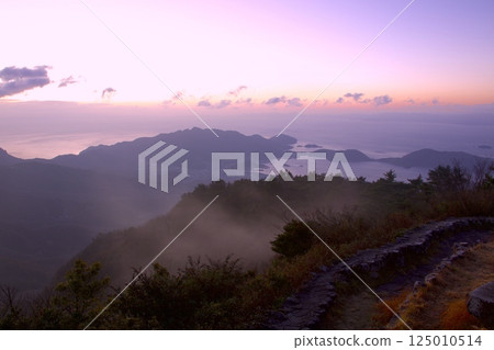 從小豆島四保志大觀峰瞭望台欣賞日出時分，瀨戶內群島被晨霧籠罩的美景 125010514