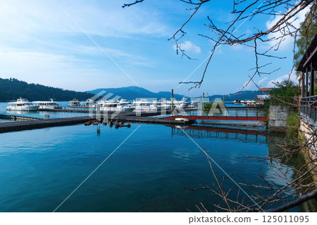 日月潭風景優美，觀光船停靠在徐達 125011095