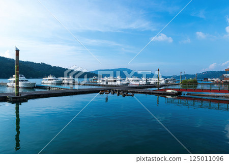 日月潭風景優美，觀光船停靠在徐達 125011096