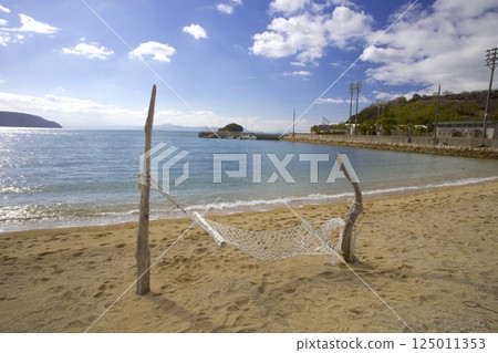 小豆島小豆島故鄉間道路休息站前的淺海岸線 125011353
