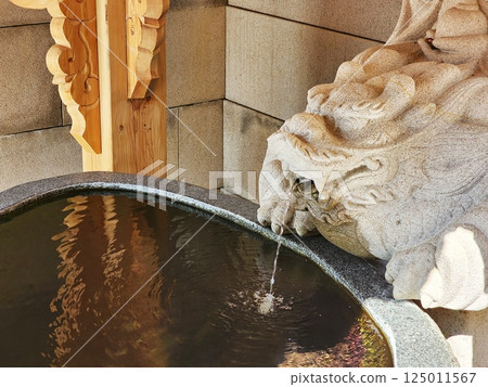 a place where clean water comes out 125011567