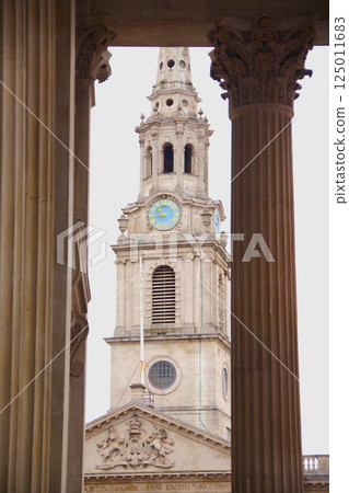 從英國倫敦特拉法加廣場看到的聖馬田教堂 125011683