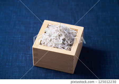 Boiled whitebait served in a masu box 125012230